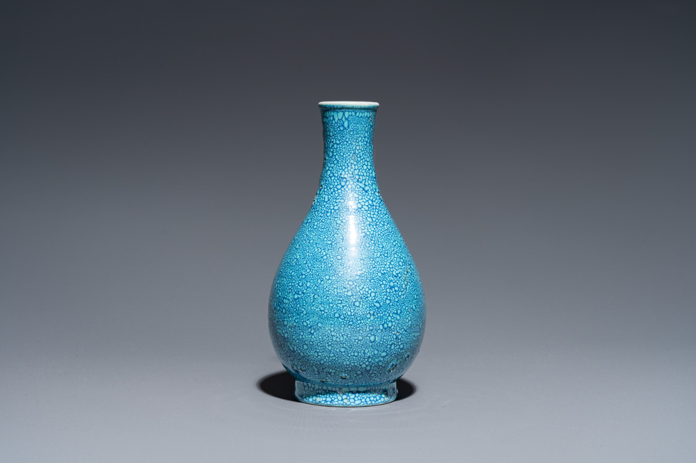 Vase de forme bouteille en porcelaine de Chine &agrave; &eacute;mail &oelig;uf de rouge-gorge, probablement Qianlong