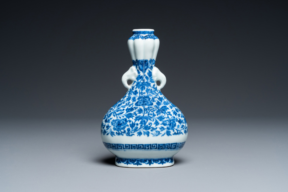 Vase en porcelaine de Chine en bleu et blanc &agrave; d&eacute;cor floral de style Ming, probablement Qianlong