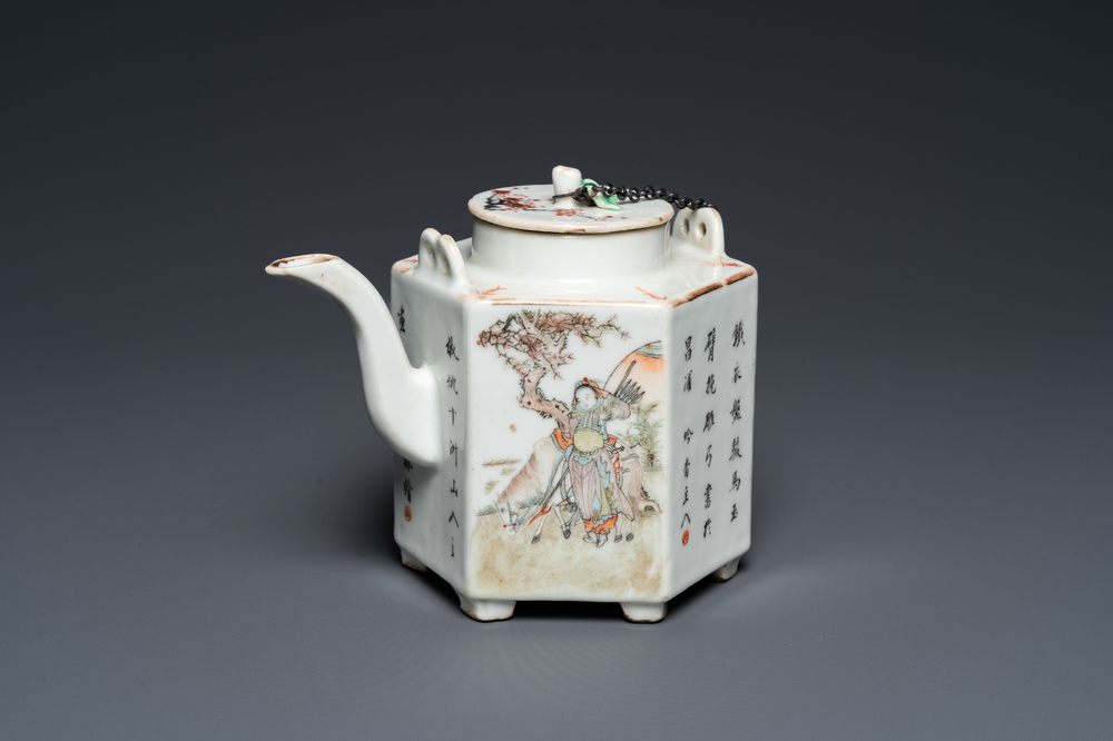 Th&eacute;i&egrave;re couverte en porcelaine de Chine qianjiang cai de forme hexagonale, sign&eacute;e et avec le sceau de Luo Zhonglin 羅仲林, 19/20&egrave;me