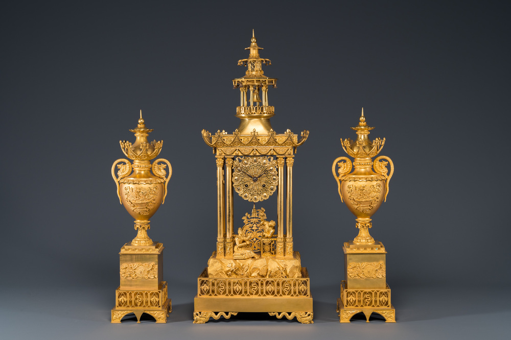 Garniture de chemin&eacute;e de style chinois &agrave; pendule en forme de pagode en bronze dor&eacute; &agrave; trois pi&egrave;ces, France, 19&egrave;me