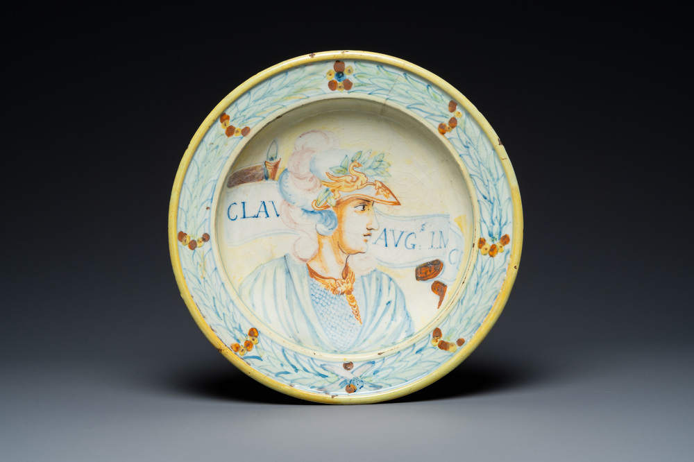 Een Italiaanse majolica schotel met het portret van de Romeinse keizer Claudius, 17e eeuw