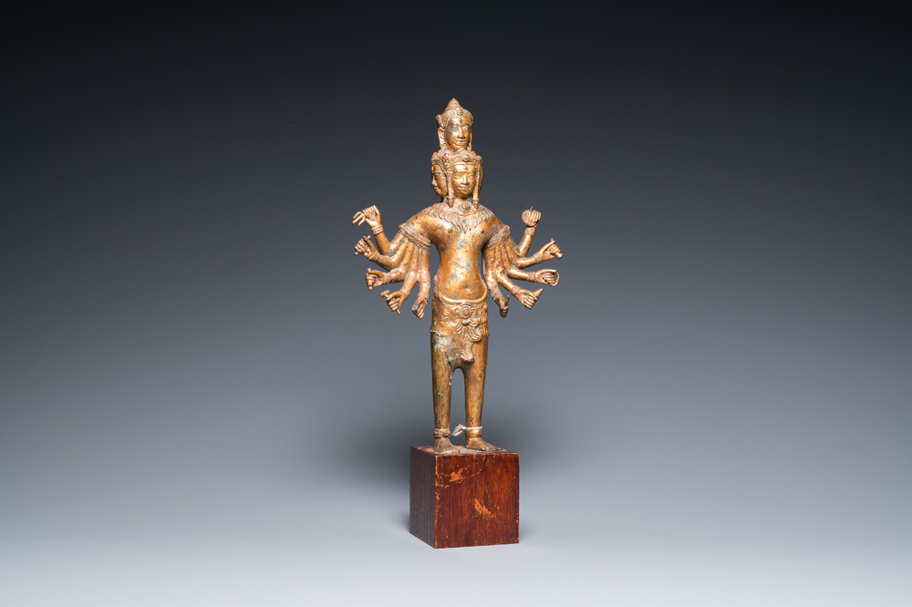 Sculpture d'une divinit&eacute; bouddhiste en bronze dor&eacute;, Tha&iuml;lande ou Cambodge, 18/19&egrave;me