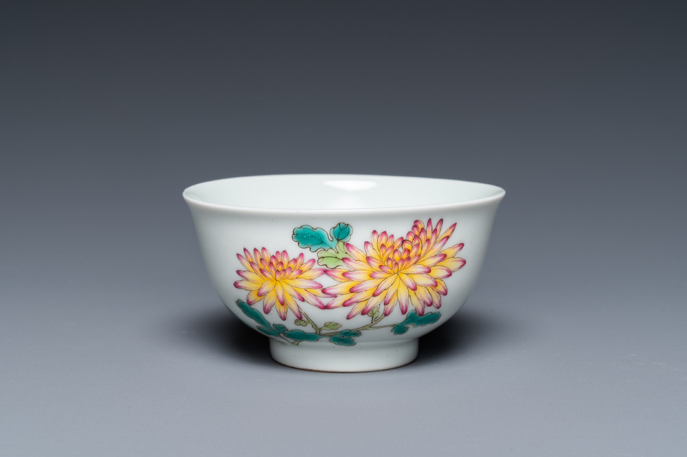 Bol en porcelaine de Chine famille rose &agrave; d&eacute;cor floral, marque de Yongzheng, 20&egrave;me