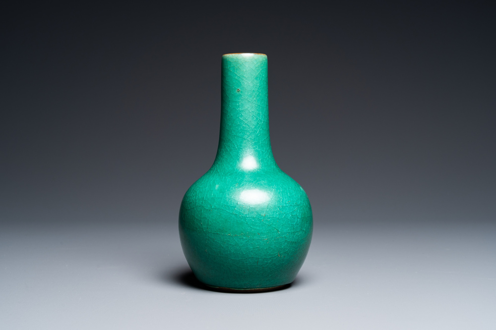 Vase de forme bouteille en porcelaine de Chine en vert monochrome, Qing