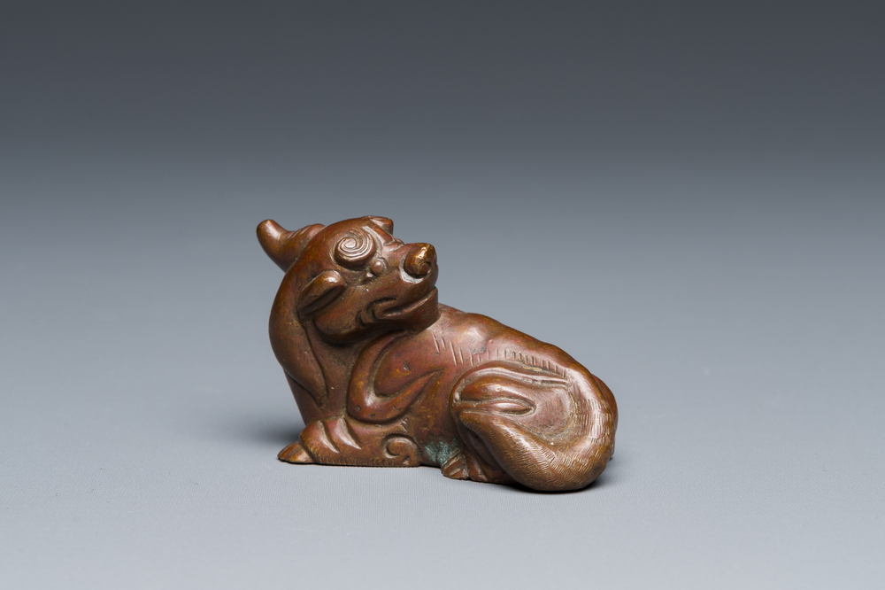 Een Chinees bronzen 'chilong' scrollgewicht, Qing