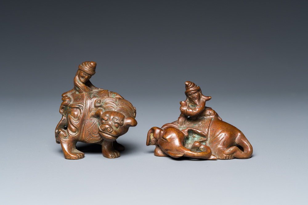 Twee Chinese bronzen scrollgewichten met Sogdische rijders op een boeddhistische leeuw en een olifant, Qing