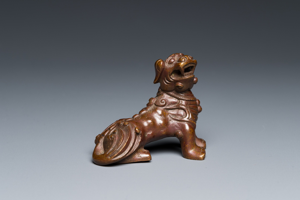 Poids de rouleau en bronze en forme de lion bouddhiste, Chine, Qing