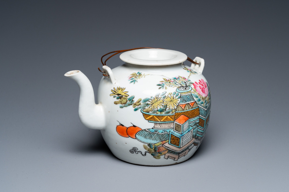 Een Chinese qianjiang cai theepot met decor van antiquiteiten, gesigneerd Dai Yucheng 戴裕成, gedateerd 1895