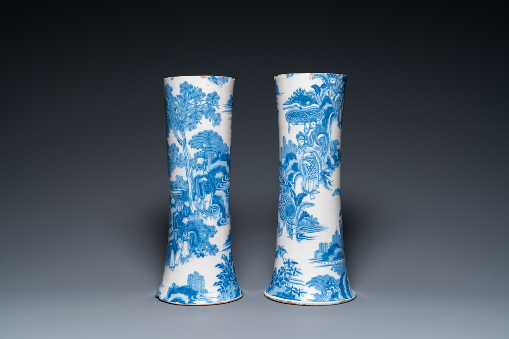 Een paar grote blauw-witte Delftse chinoiserie vazen, 17e eeuw