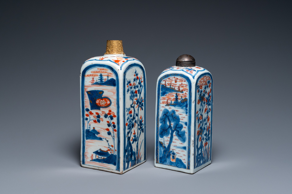 Deux bouteilles de forme carr&eacute;e en porcelaine de Chine de style Imari, Kangxi