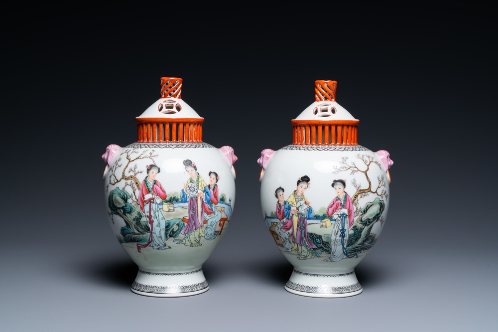 Paire de vases couverts aux couvercles ajour&eacute;s en porcelaine de Chine famille rose, marque Qianlong, R&eacute;publique