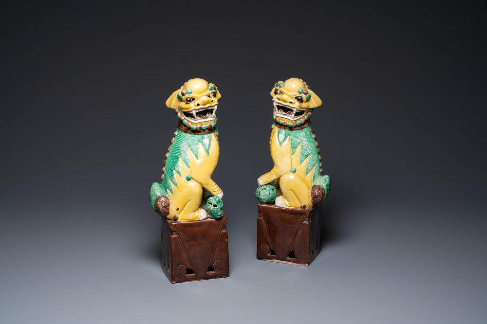 Une paire de lions bouddhistes en biscuit &eacute;maill&eacute; sancai, Chine, 19&egrave;me