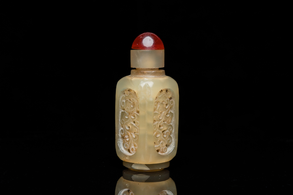 Tabati&egrave;re amovible en jade c&eacute;ladon ajour&eacute;, Chine, Qing