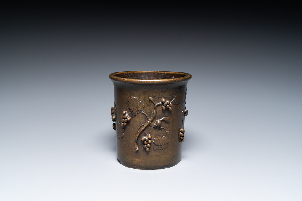 Pot &agrave; pinceaux en bronze &agrave; d&eacute;cor d'un &eacute;cureuil sur des vignes, Chine, marque de Qianlong, 18/19&egrave;me