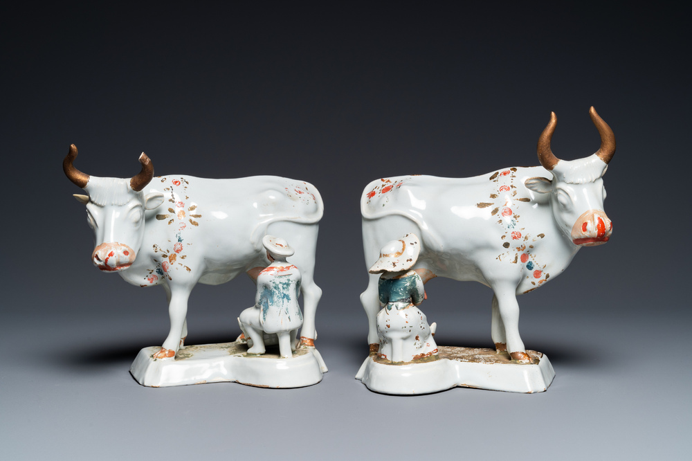 Paire de groupes de trayeurs de vaches en fa&iuml;ence blanche de Delft surd&eacute;cor&eacute;e &agrave; froid, 18&egrave;me