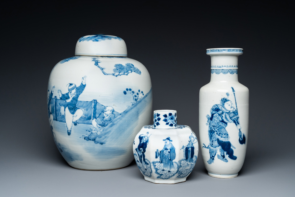 Trois vases en porcelaine de Chine en bleu et blanc, 19&egrave;me