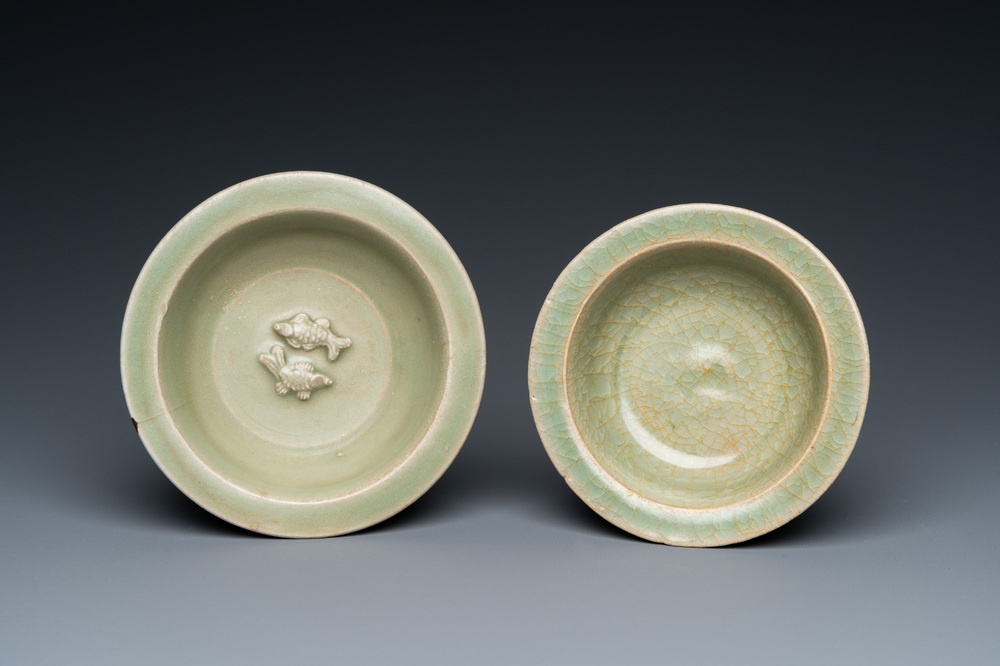 Twee Chinese celadon-geglazuurde schoteltjes, waarvan &eacute;&eacute;n met twee vissen-decor, Ming