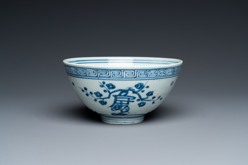 Een Chinese blauw-witte 'Shou' kom, Chang Ming Fu Gui 長命富貴 merk, Jiajing