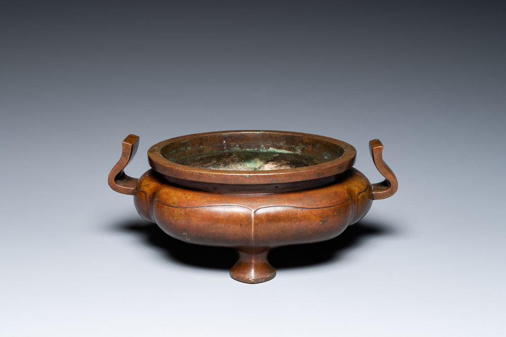 Een Chinese driepotige bronzen wierookbrander in lotusvorm, late Ming of vroege Qing