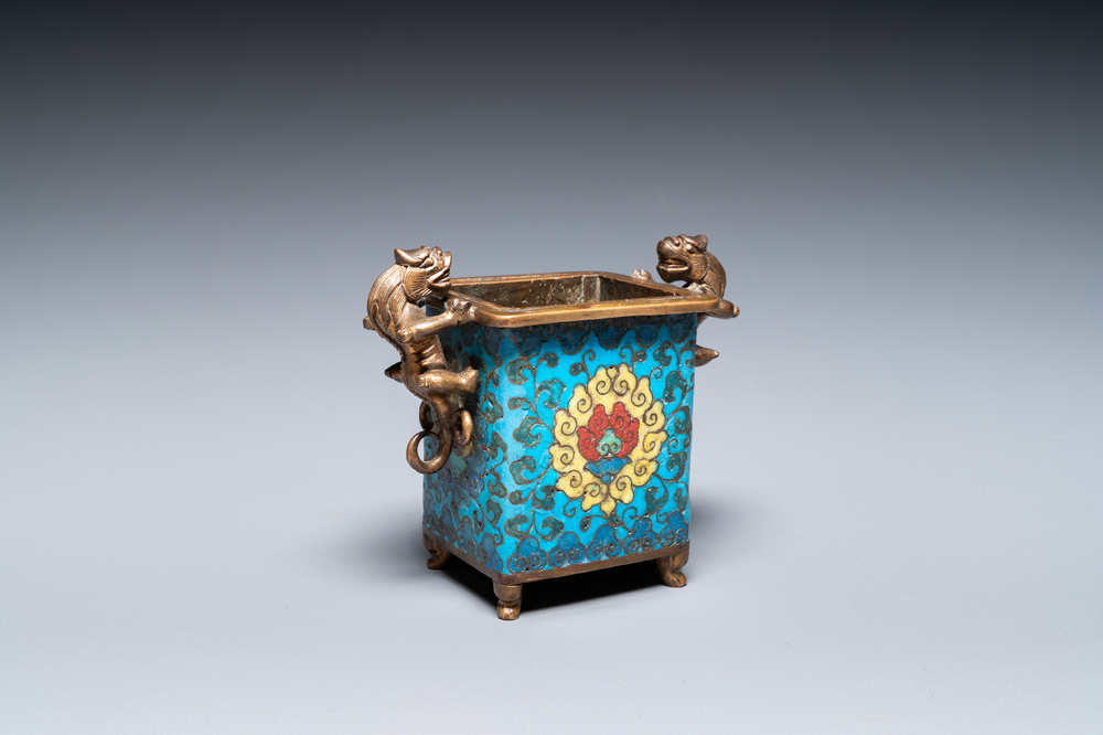 Een Chinese cloisonn&eacute; wierookbrander met chilong handgrepen, late Ming of vroege Qing