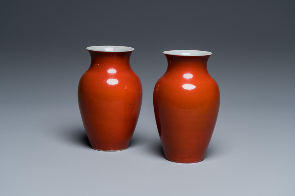 Paire de vases en porcelaine de Chine en rouge de corail monochrome, 18/19&egrave;me