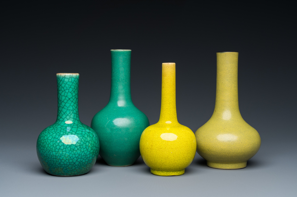 Quatre vases de forme bouteille en porcelaine de Chine en jaune et vert monochrome, 19/20&egrave;me