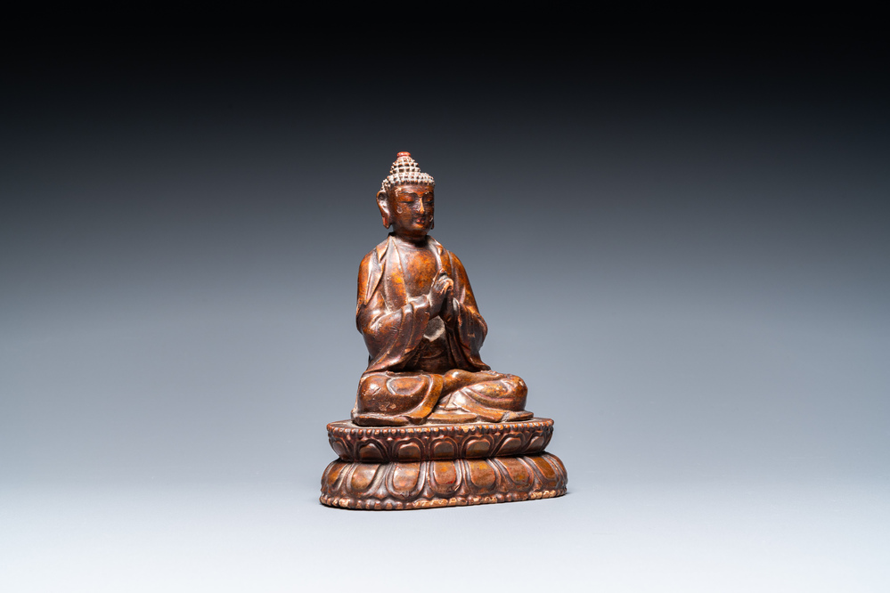 Een Chinese gelakte houten Shakyamuni Boeddha, 18e eeuw