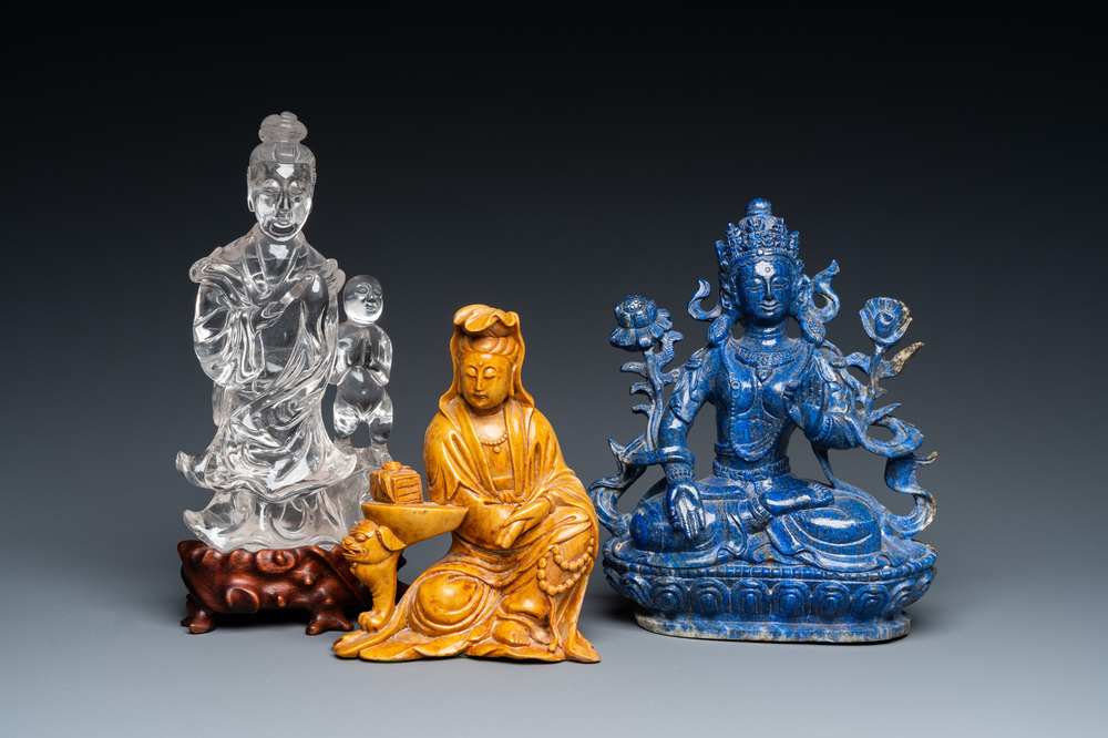 Een Chinese sculptuur van Boeddha in lapis lazuli en twee Guanyin in bergkristal en zeepsteen, 19/20e eeuw