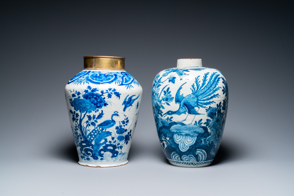 Deux vases en fa&iuml;ence de Delft en bleu et blanc &agrave; d&eacute;cor d'oiseaux parmi des branches fleuries, 18&egrave;me