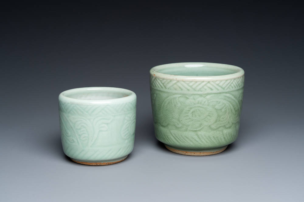 Twee Chinese celadon penselenbekers met onderglazuur decor, 19e eeuw