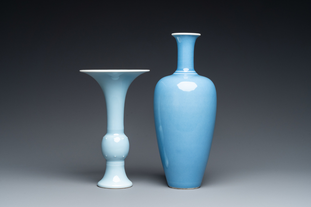 Deux vases en porcelaine de Chine en bleu monochrome, marque de Kangxi et Guangxu, 19/20&egrave;me