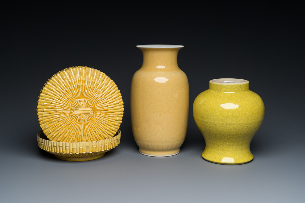 Deux vases et une bo&icirc;te couverte en porcelaine de Chine en jaune monochrome, 19/20&egrave;me