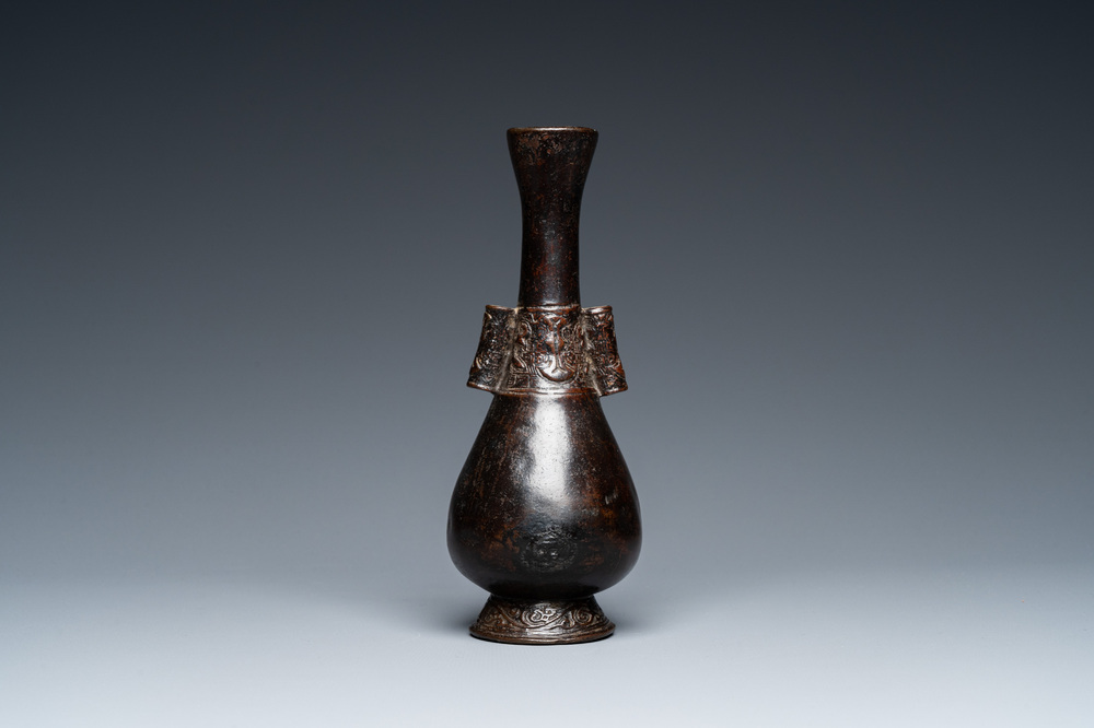 Een Chinese bronzen 'pijlen' vaas, Yuan