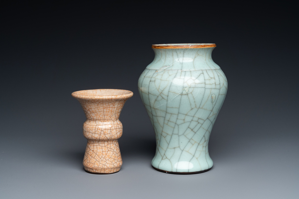 Deux vases en porcelaine de Chine &agrave; &eacute;mail craquel&eacute;, probablement 18&egrave;me