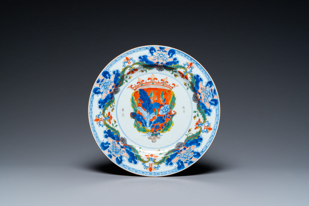 Plat en porcelaine de Chine en bleu et blanc surd&eacute;cor&eacute; aux Pays-Bas &agrave; d&eacute;cor armori&eacute;, Yongzheng
