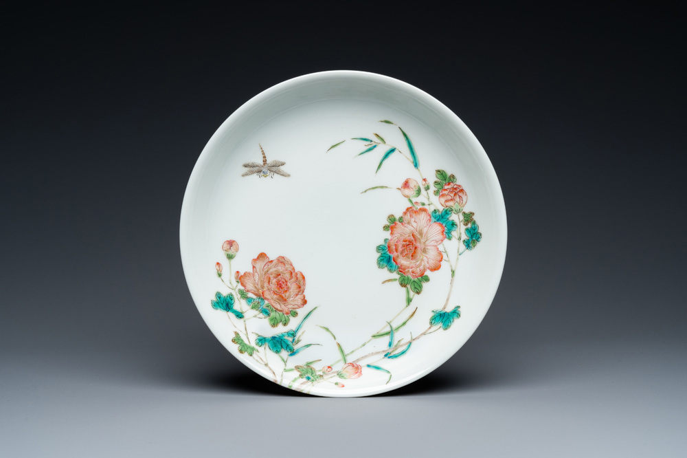 Assiette en porcelaine de Chine famille rose &agrave; d&eacute;cor d'une libellule et de pivoines, marque de Yongzheng, R&eacute;publique