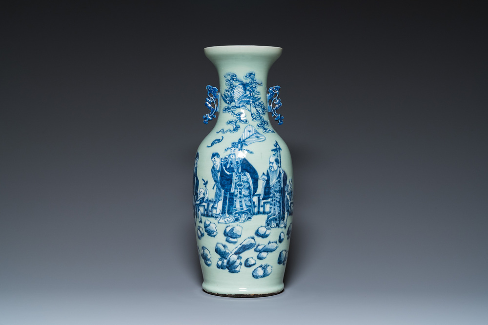 Een Chinese blauw-witte celadon vaas met onsterfelijken, 19e eeuw