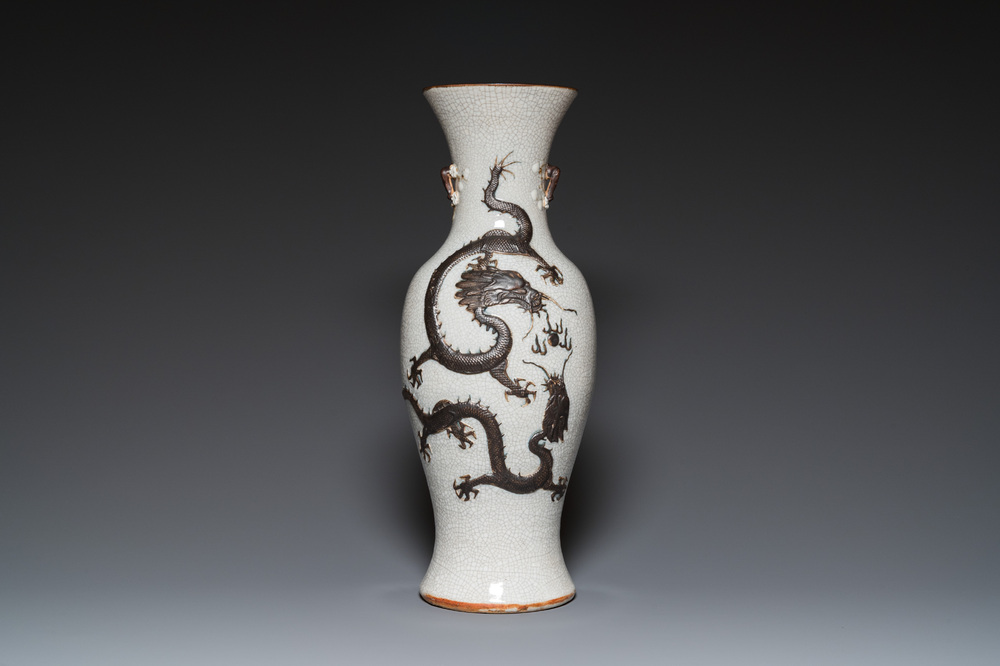 Een Chinese Nanking 'draken' vaas met grijze fondkleur, Chenghua merk, 19e eeuw