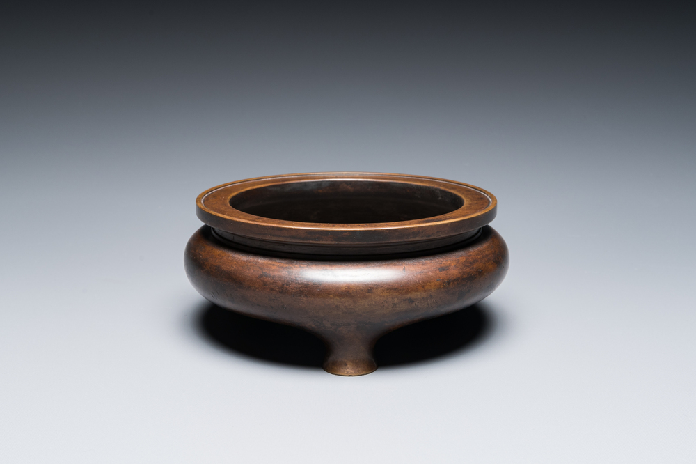 Een Chinese driepotige bronzen wierookbrander, Xuande merk, Kangxi/Qianlong