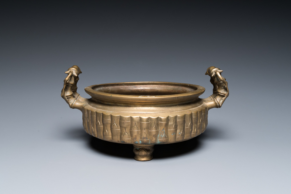 A Vietnamese bamboo-simulating bronze tripod censer, 19th C.