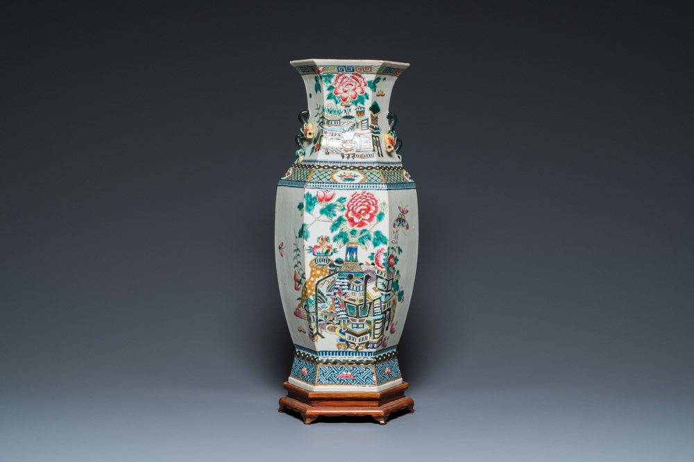 Een zeshoekige Chinese famille rose vaas met antiquiteiten en pauwen, 19e eeuw