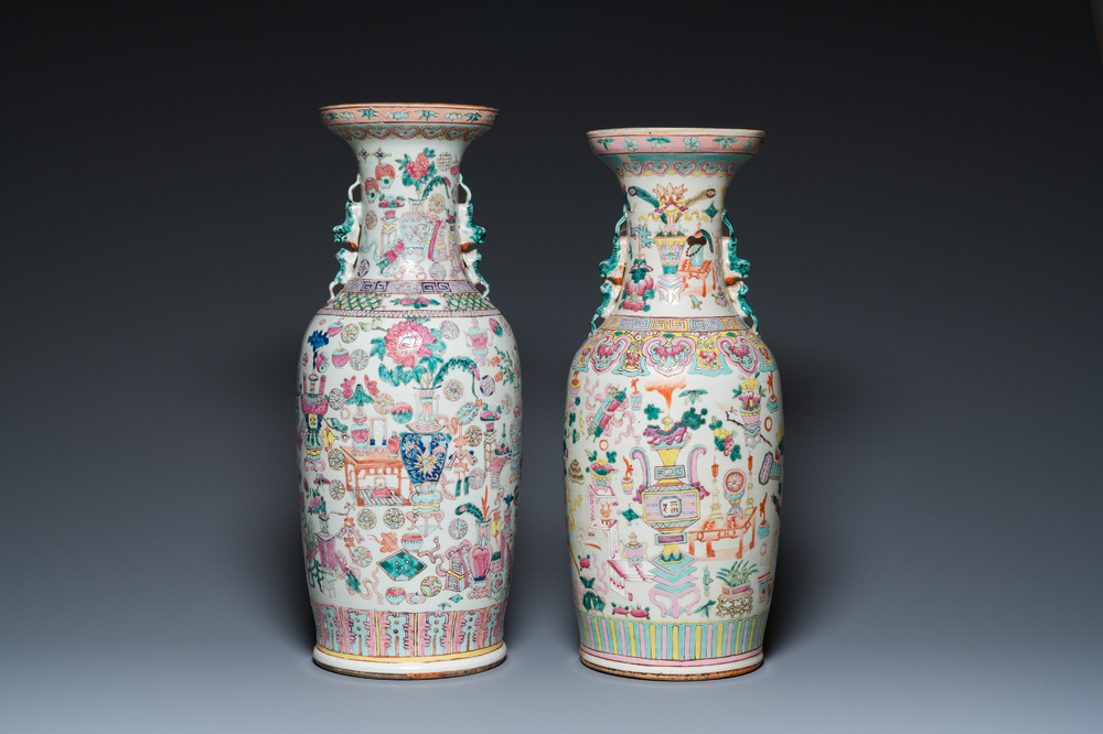 Deux vases en porcelaine de Chine famille rose &agrave; d&eacute;cor d'antiquit&eacute;s, 19&egrave;me