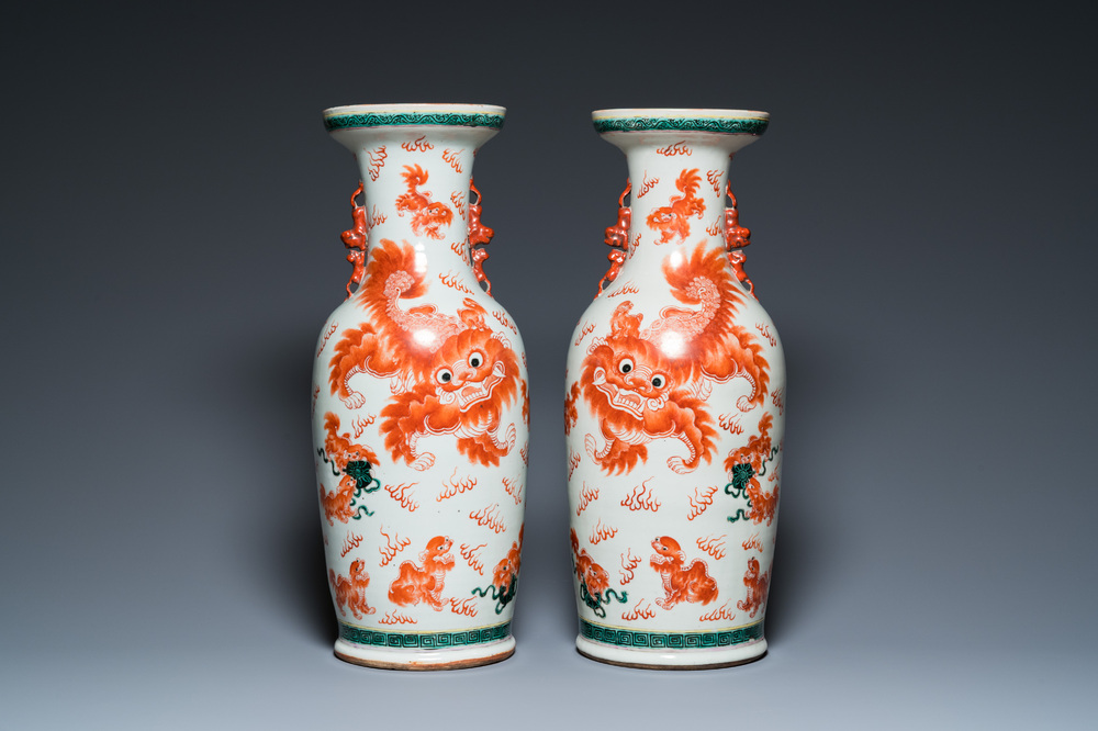 Paire de vases en porcelaine de Chine &agrave; d&eacute;cor polychrome de lions bouddhistes, 19&egrave;me