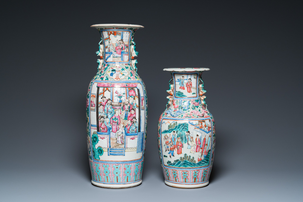 Deux vases en porcelaine de Chine famille rose &agrave; d&eacute;cor de sc&egrave;nes de cour, 19&egrave;me