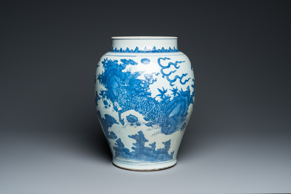 Vase en porcelaine de Chine en bleu et blanc &agrave; d&eacute;cor d'un qilin et d'un ph&eacute;nix, &eacute;poque Transition