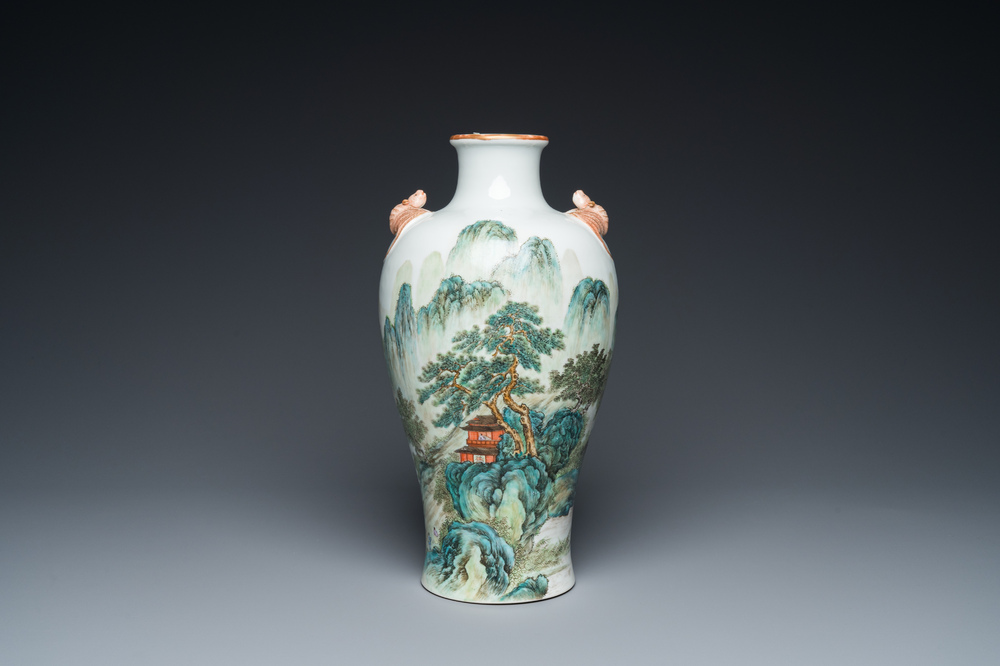 Vase de forme 'meiping' en porcelaine de Chine famille verte, R&eacute;publique