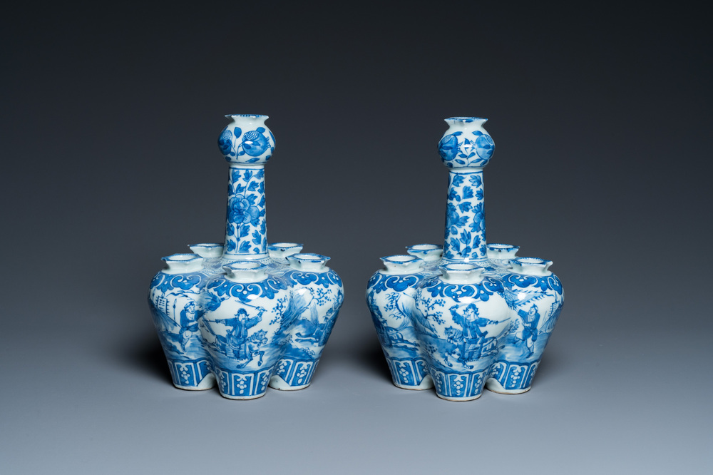 Paire de tulipi&egrave;res en porcelaine de Chine en bleu et blanc, 19&egrave;me