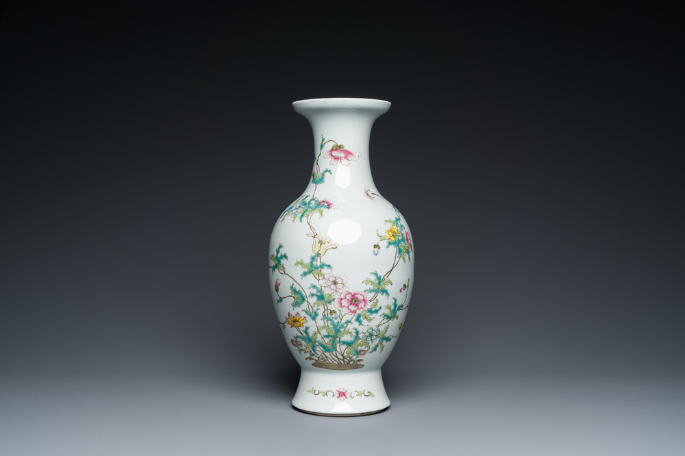 Een Chinese famille rose vaas met floraal decor, Qianlong merk, 19/20e eeuw