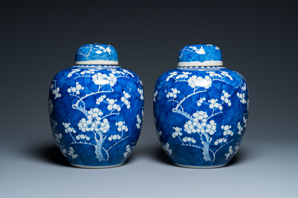 A pair of Chinese blue and white jars and covers, 19th C.