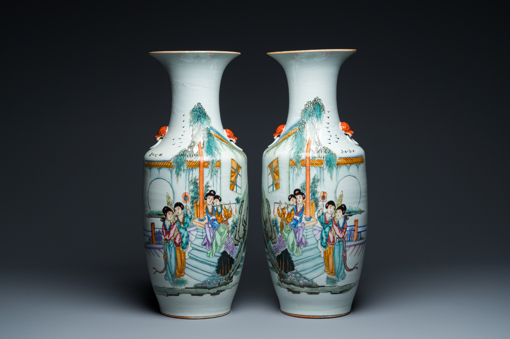 Paire de vases en porcelaine de Chine famille rose &agrave; d&eacute;cor de femmes, sign&eacute;s Zeng Dingtai 曾鼎太, 19/20&egrave;me